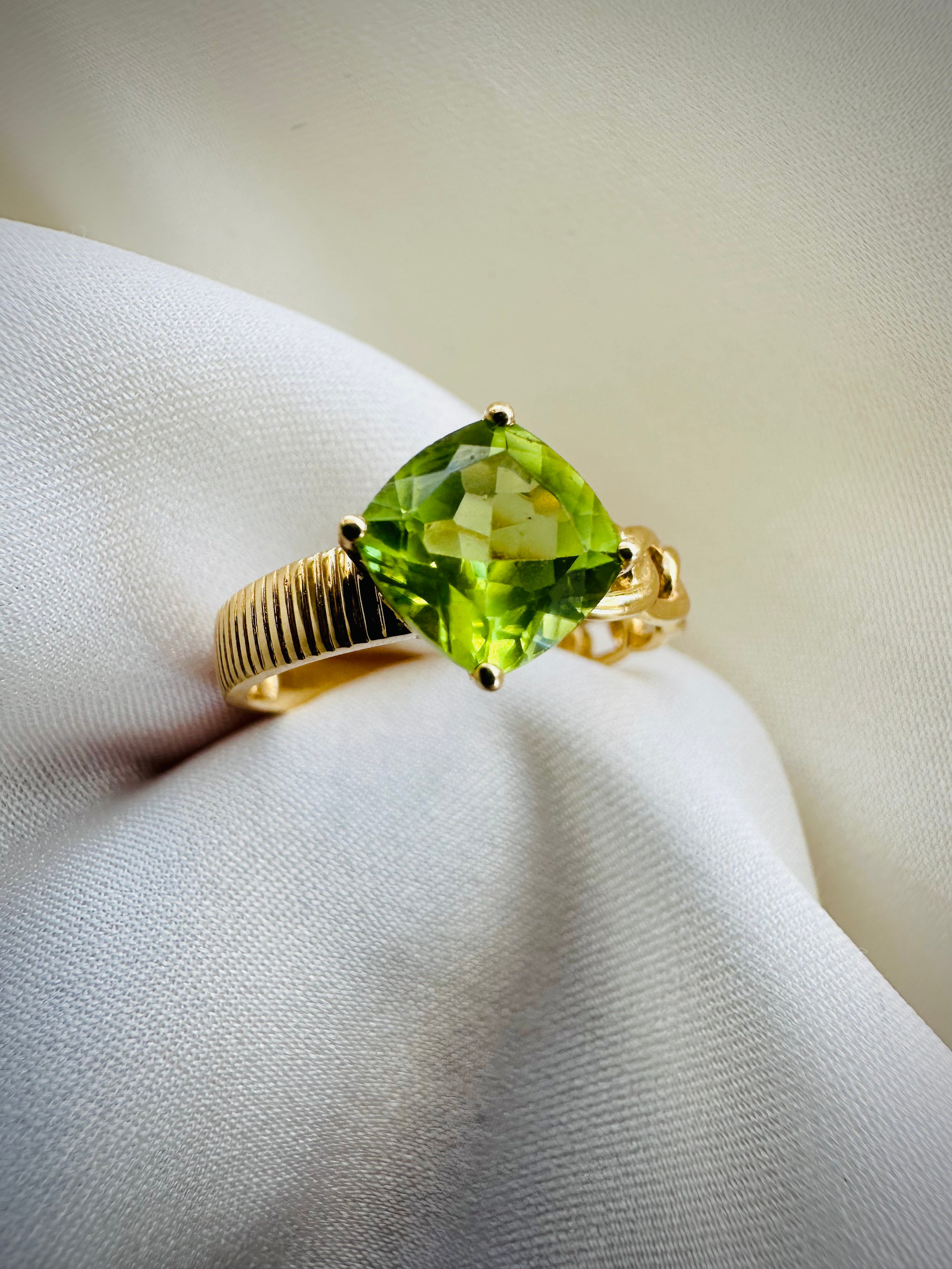 Cushion cut peridot ring deals