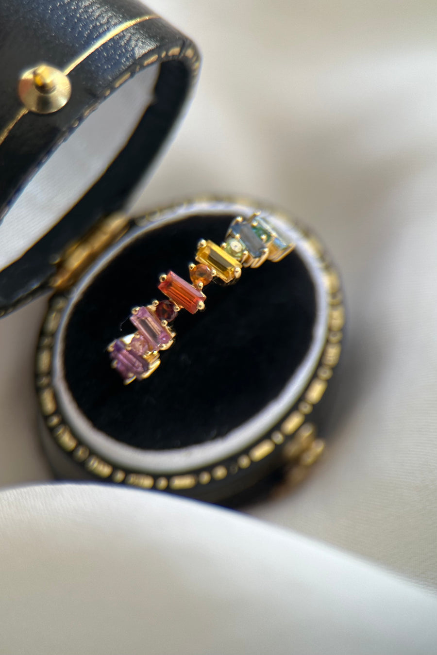 Jewels - 18k gold multi coloured sapphire ring