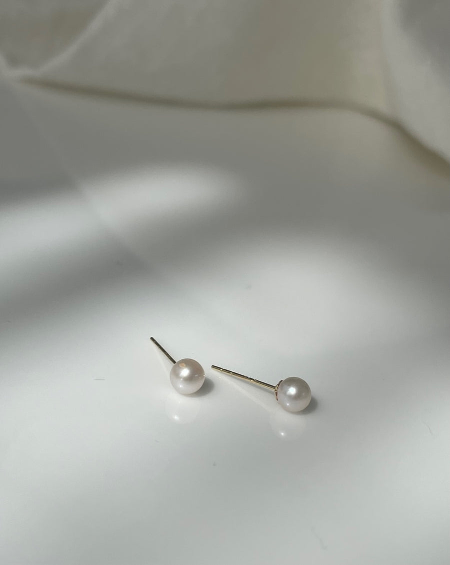 Single 18ct yellow gold 5-5.5mm Japanese Akoya Pearl Earring Stud