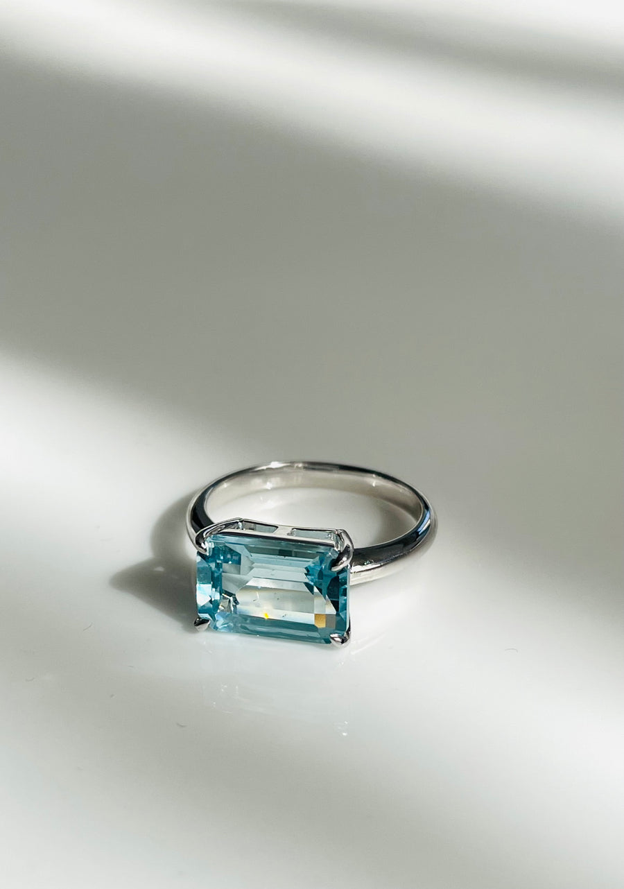 18ct White Gold Emerald Cut Blue Aquamarine Solitaire Ring