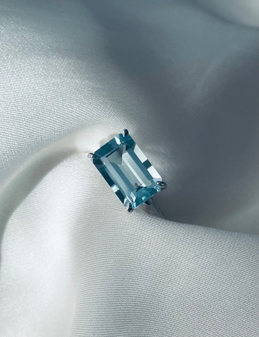 18ct White Gold Emerald Cut Blue Aquamarine Solitaire Ring