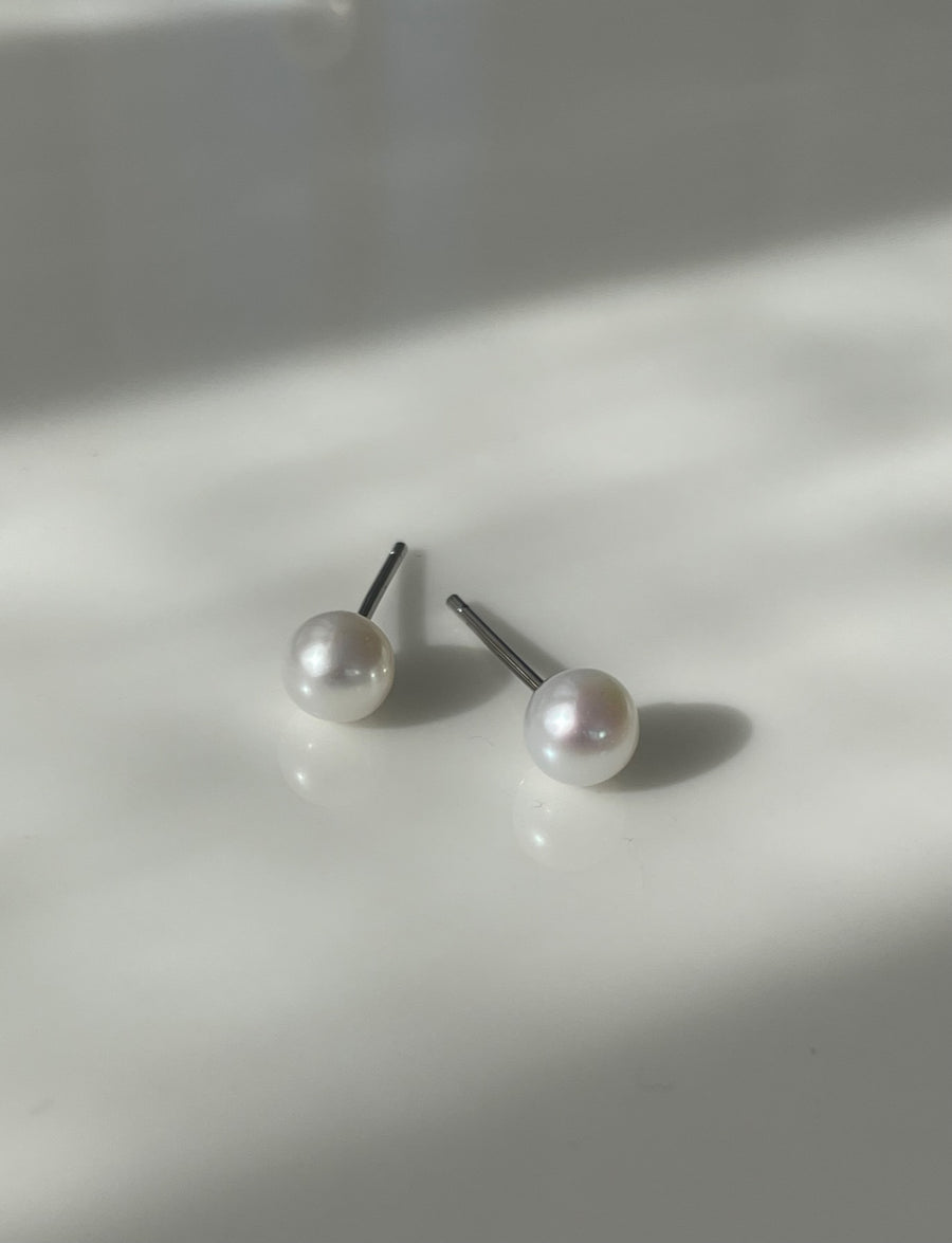 Single 5-5.5mm Freshwater Pearl Earring Stud